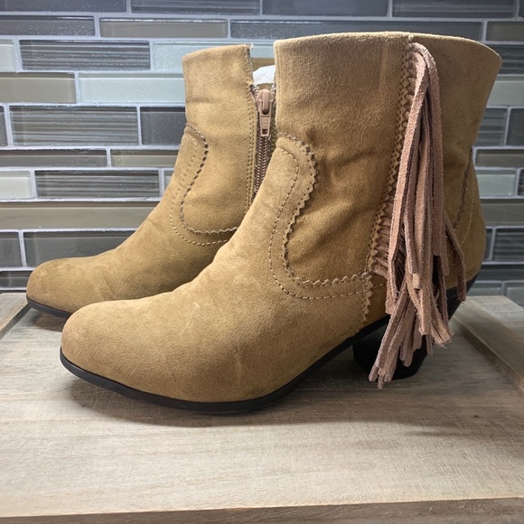 Maurice Fashions Beige Faux Suede Fringe Ankle Bootie Boots Woman's Shoe Size 6 - Picture 4 of 12